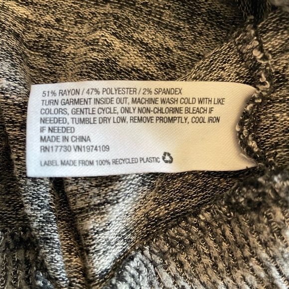 Colsie lightweight gray, black and cream crew neck sweater size Medium - Picture 3 of 6